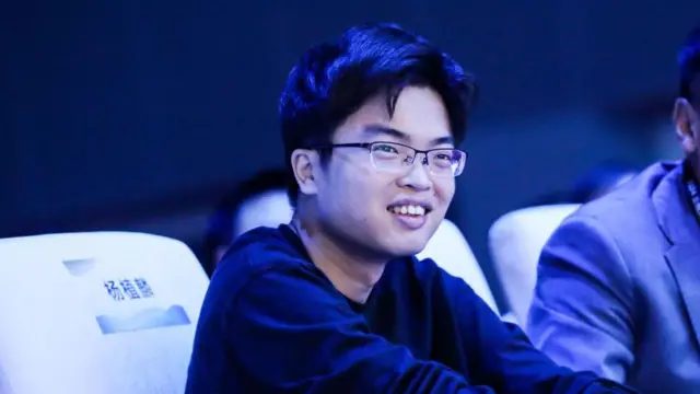 月之暗面创办人杨植麟面带笑容，在中国出席一个科技论坛。