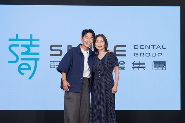 五熊佛足石泼油惹议 前搭档蔡昌宪:没联系不便评论 1 ▲▼蔡昌憲帶著媽媽現身記者會。(圖/蒔美牙醫集團)