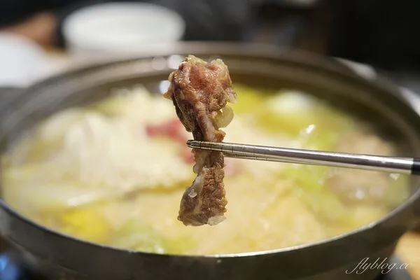 曾获必比登推荐的尚牛二馆搬北屯 温体牛钻石肉角有嚼劲 27 ▲▼台中北屯尚牛二館溫體牛肉鍋、牛肉盤與牛筋鍋底。(圖/《飛天璇的口袋》授權提供)
