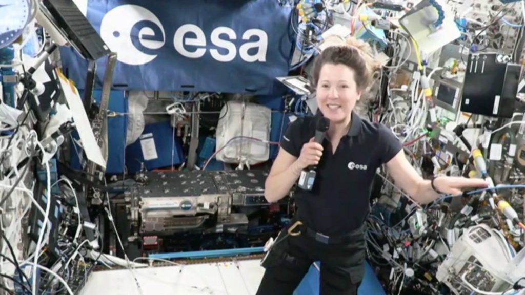 Depuis l'ISS, Sophie Adenot a répondu aux questions de Baptiste Coulon et Sylvain Rousseau pour RFI et France24, le 26 août 2026.