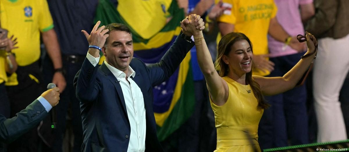 弗拉维奥·博索纳罗（Flavio Bolsonaro）和妻子费尔南达·博索纳罗（Fernanda Bolsonaro）