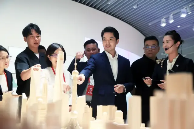 2023年8月30日，台北市长蒋万安参观上海城市规划展示馆。