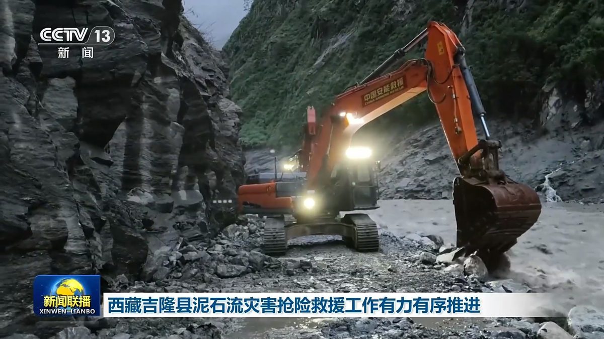 現場採取「人停機不歇」的方式搶通救援通道。（央視）