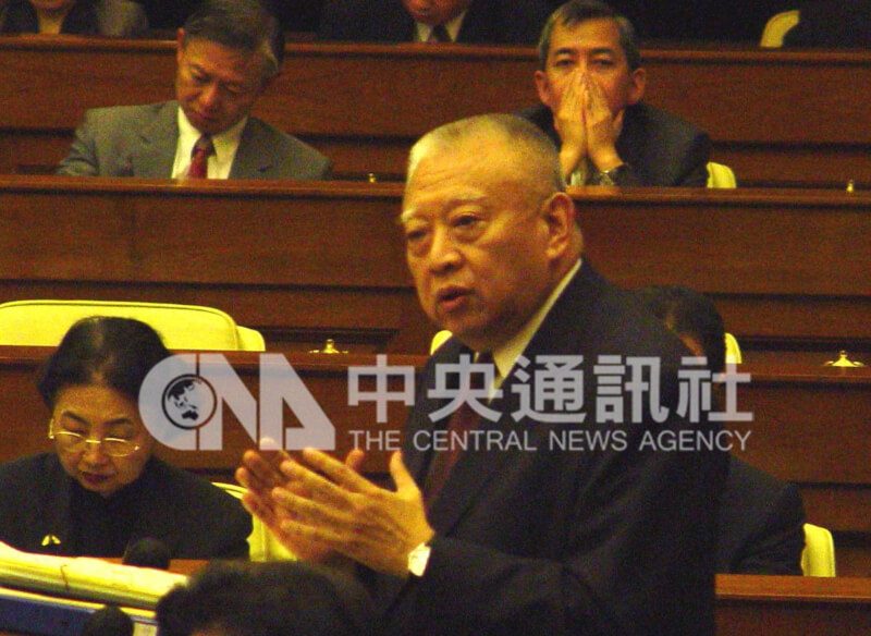 香港主權轉移中國後首任行政長官（特首）董建華8日逝世，享壽89歲。圖為2004年他出席立法會答問大會。（中央社檔案照片）