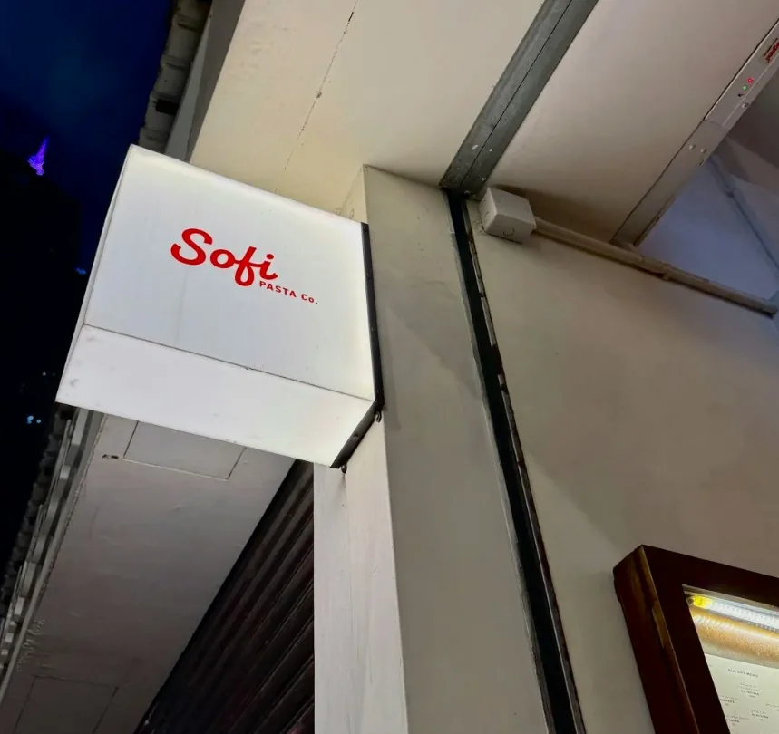 香港上环5家咖啡店推介:自助洗衣结合精品咖啡,营业至晚上10点的韩系Cafe 4 門面很有氛圍感。(nat_foodbelly@小紅書)