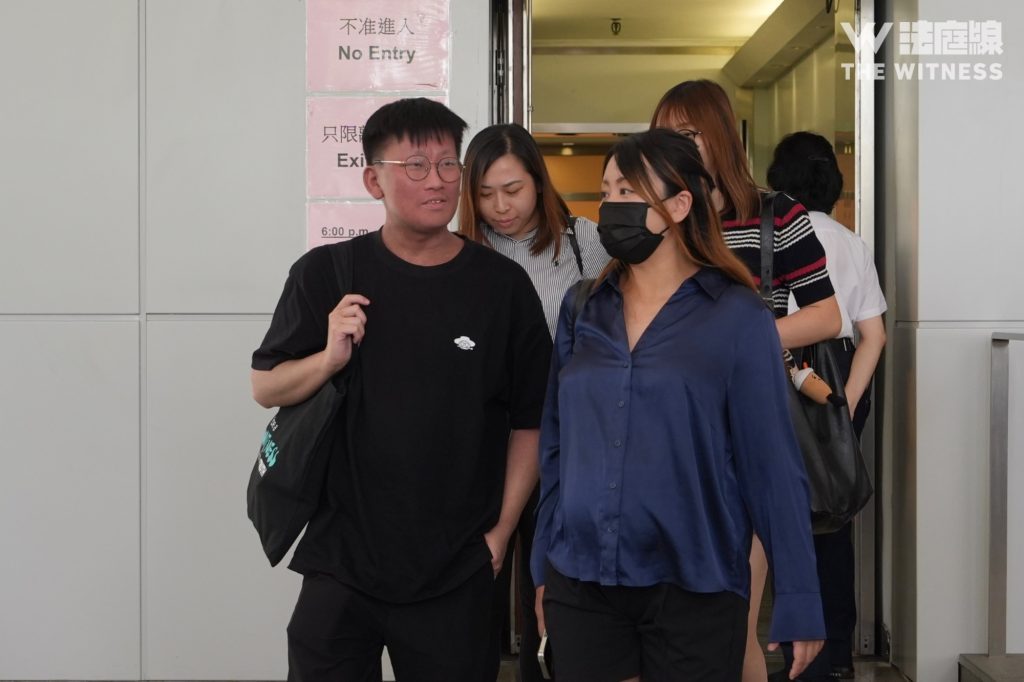 黄之锋认串谋勾结 多名前学民思潮成员旁听:做好自己岗位、一路陪住佢 3 04d77f64a17d683d7d5c2b6b1a15eb869effc0781537fd414e38beb13d355021 article
