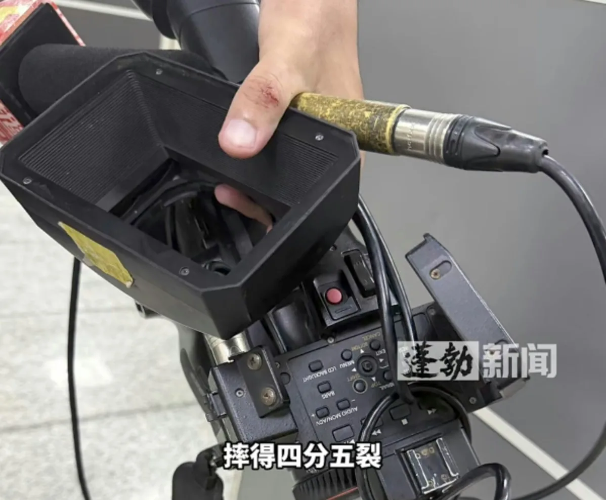 现场视频中展示的受损摄像机与记者受伤的手部。