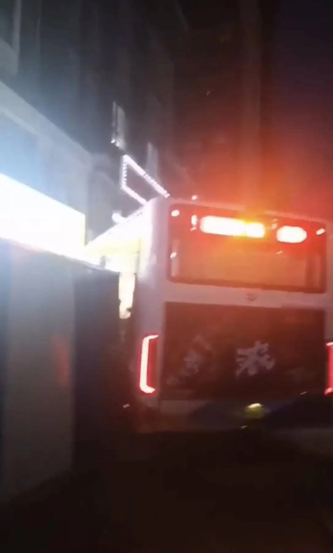 沈阳公交事故现场的公交车（事发时画面）
