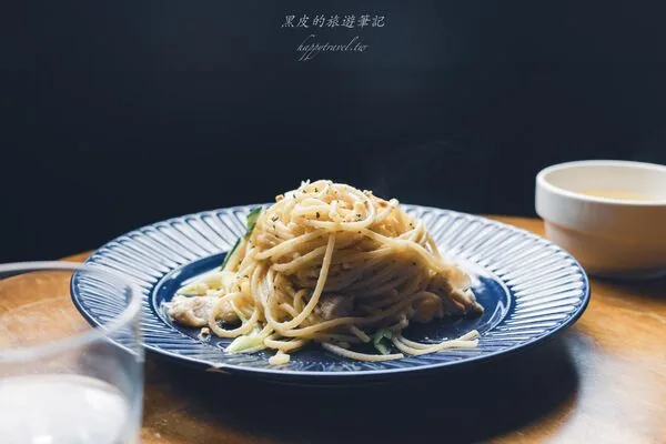 恒春金像咖啡:前身是DVD出租店,天花板排满电影封面 15 ▲▼屏東恆春金像咖啡DVD出租店風格空間與義大利麵、燉飯。(圖/《黑皮的旅遊筆記》授權提供)