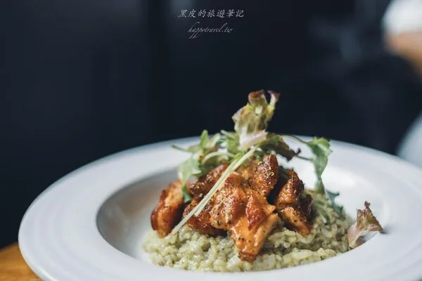 恒春金像咖啡:前身是DVD出租店,天花板排满电影封面 17 ▲▼屏東恆春金像咖啡DVD出租店風格空間與義大利麵、燉飯。(圖/《黑皮的旅遊筆記》授權提供)