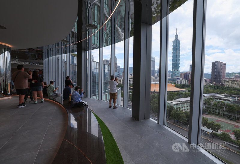 远东Garden City全区试营运 目标百亿营收挑战新竹以北王座 5 遠東SOGO旗下大巨蛋Garden City B區商場棟「莫內花園」22日展開試營運,8樓將面向台北101的景觀位置規劃為開放休憩區,可一覽周邊美景。中央社記者張新偉攝 115年8月22日