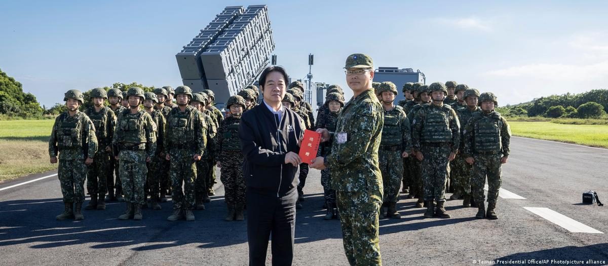 台湾实弹演练首纳攻击无人机 赖清德:展现护国信心 1 台湾总统赖清德与士兵合照