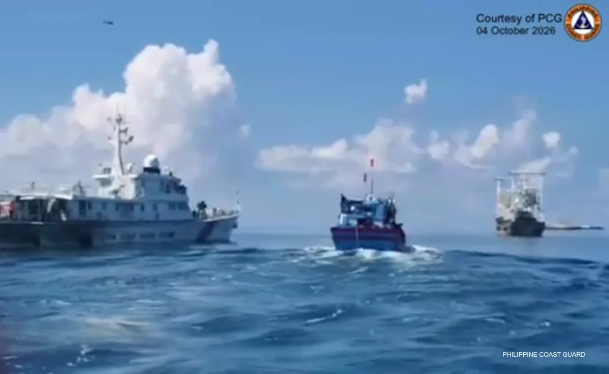 10月4日中业岛附近海面上的中国海警船和渔船（菲律宾海岸警卫队提供）