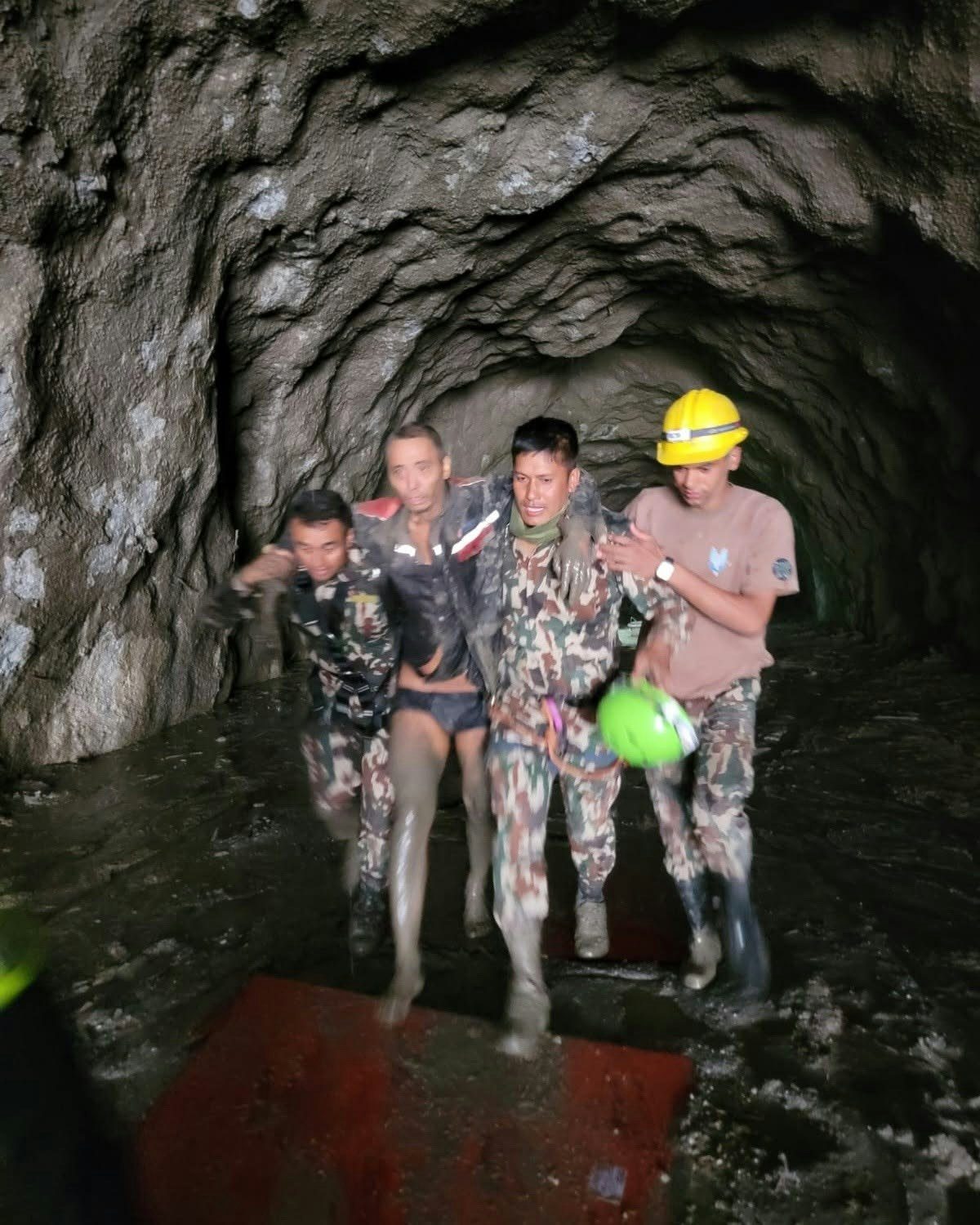 尼泊爾軍方9月5日稱，一名受困中國公民從水電廠隧道獲救。（FB@PMO Nepal）