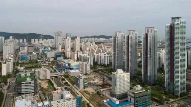 这张摄于韩国仁川青罗（Cheongna）地区上空的航拍照片显示住宅建筑群。