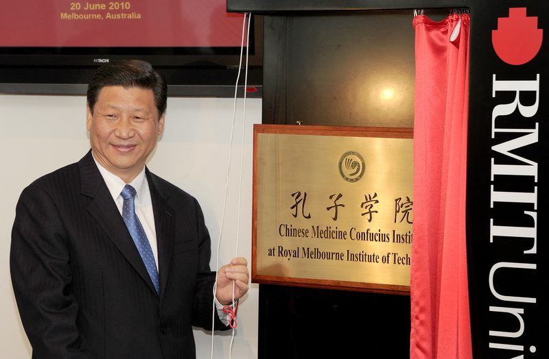 2010年6月20日，時任中國國家副主席習近平在澳洲墨爾本皇家理工大學（RMIT University），為澳洲首間中醫孔子學院揭牌，以中醫為重點，推廣中國文化與語言研究。2021年，校方以COVID-19帶來經費壓力為由，終止該學院的營運。《ABC》則指出停辦與聯邦政府擔憂其運作屬於中共宣傳工作的一環有關。（攝影／William WEST／AFP）
