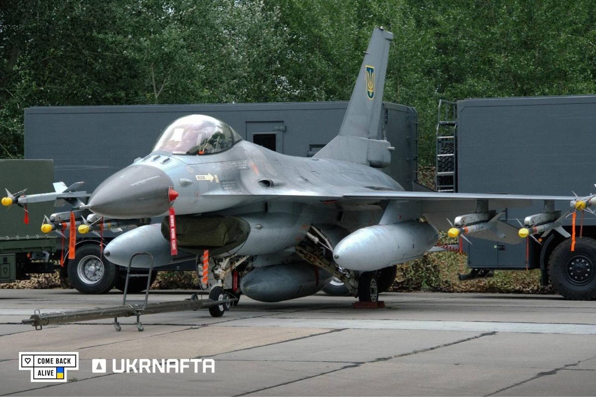 停在地面上的一架乌克兰空军F-16战机