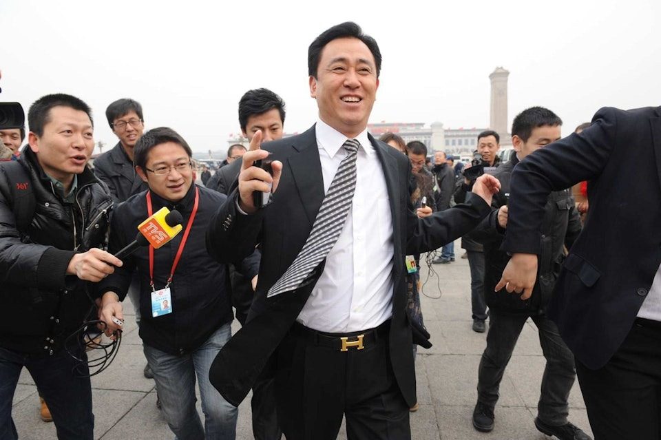 许家印判无期徒刑没收财产 满头白发庭审照曝光 恒大罚近160亿 4 2012年全國兩會,恒大主席許家印奔跑避開記者追訪,成為他的經典照片,他的愛馬仕皮帶更是焦點。(新華社)