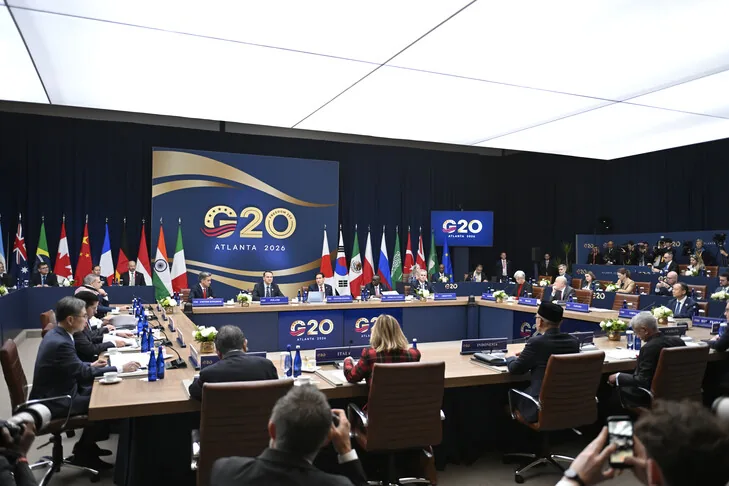 G20外长会议会场，各国代表团围桌就座。