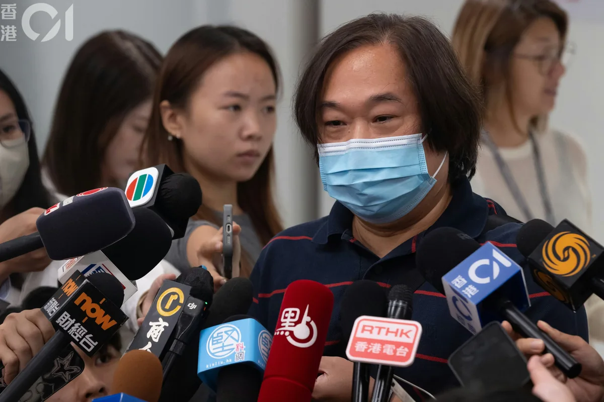 启德医院首日迎病人 交通痛点浮现:美孚来需55分钟 6 由於不良於行,所以黃先生搭網約車到場,表示一切順利。(湯致遠攝)