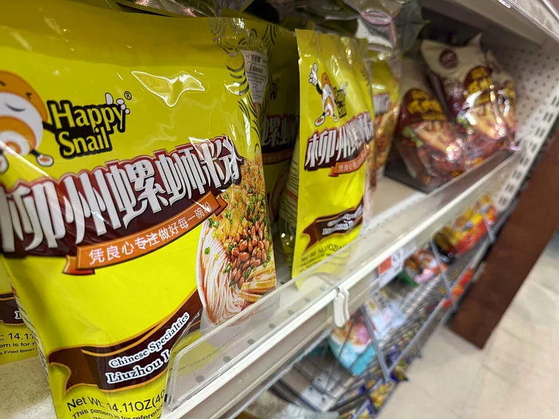 南加華人超市可見多品牌、多口味的螺螄粉。（記者邵敏／攝影）