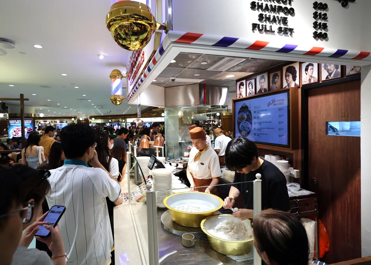 爱雍·乌节食代馆的环境设计强调厨艺展示，例如立兴潮州鱼圆面在档口现场手工制作鱼圆和鱼饺，。（萧紫薇摄）