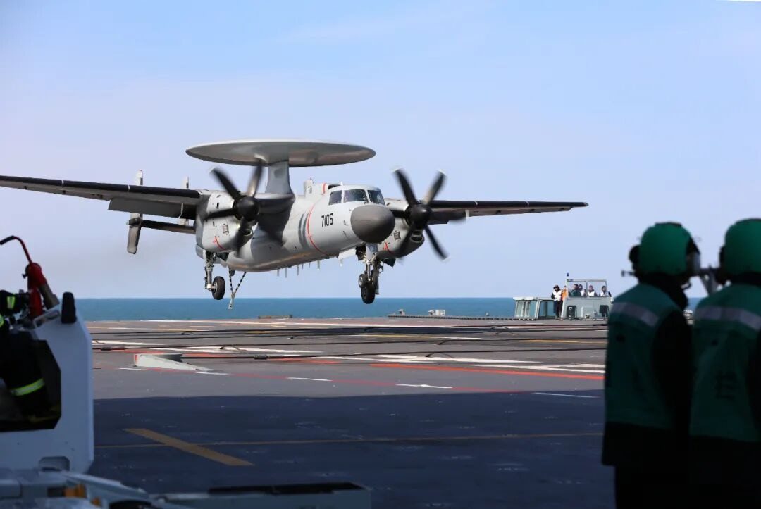 揭中国舰载机3种海上空中加油战术 空警-600为何不具备这能力? 1 空警-600艦載預警機在海軍福建艦阻攔著艦,這是飛機著艦前一瞬間。(央廣軍事)
