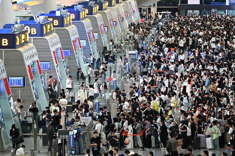 今年大陸十一、中秋假期相連，旅遊、探親人流疊加。圖為9月30日，大量旅客在杭州東站。中新社