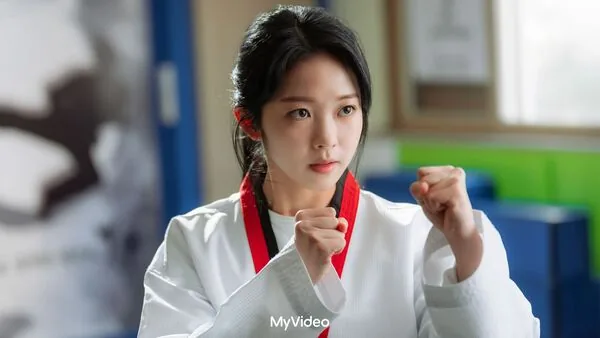 CNBLUE郑容和故意把IU《好日子》唱走音 拍打斗戏猛撞墙皮衣磨破 1 ▲洪承希劇中意外失憶,以為自己是鄭容和的秘密保鑣。(圖/台灣大哥大 MyVideo提供)