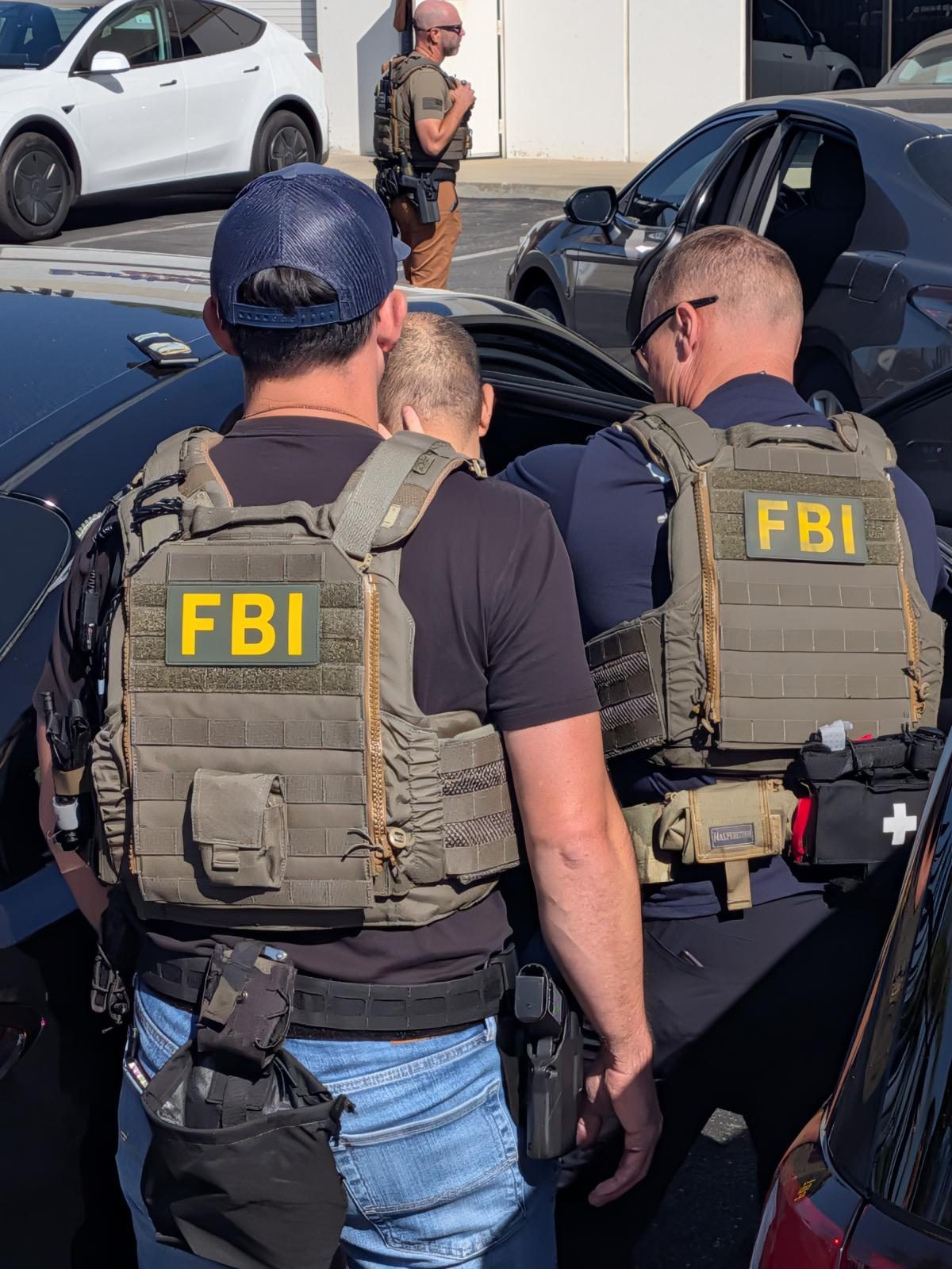 洛杉矶的联邦调查局探员逮捕被控向中国走私服务器的男子