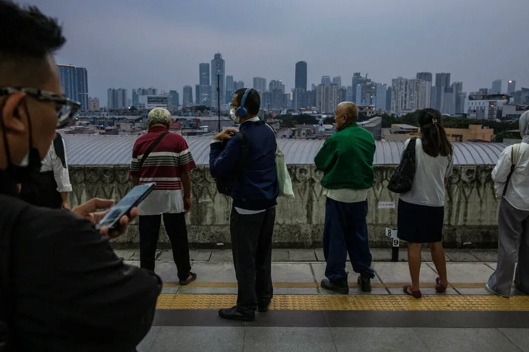 印尼股市单日暴跌逾11% 明晟警告可能将印尼剔出基准指数 6 许多印尼人表示,经济状况给人的感觉仿佛已经陷入衰退。