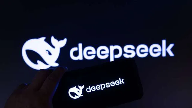 手持手机的屏幕上显示DeepSeek标志（资料照片）。