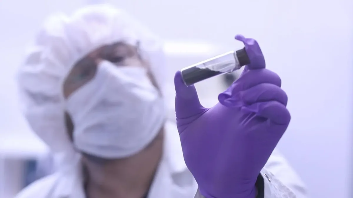 让镜像分子一边倒,凭什么拿下诺贝尔化学奖? 5 美国航天局科学家举起装有贝努小行星样品的小瓶