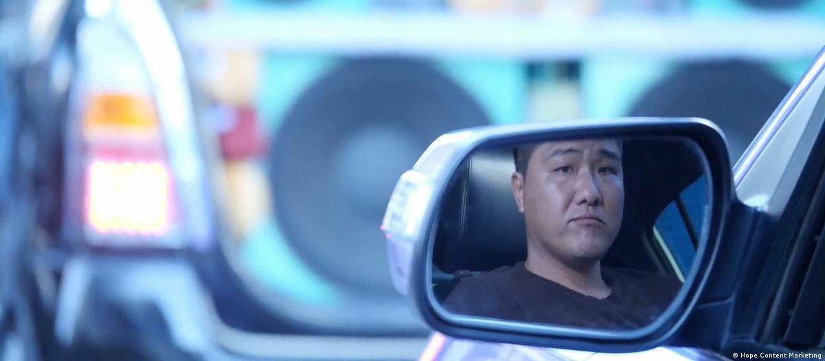 《我的爸爸是死刑犯》怎么办?专访台湾导演李家骅 2 图为郑宜修在车上后照镜显示大头像,以及后车箱改装音箱的画面。