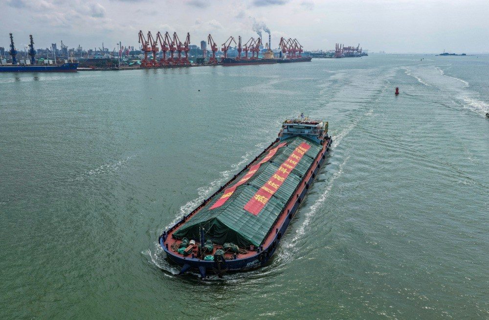 2026年9月16日，貨船由廣西欽州港駛出，經平陸運河內河航道運往南寧港及百色。（視覺中國/當代中國授權）