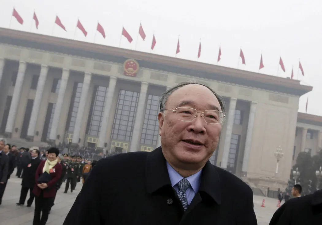 “自我革命”、持续清洗:习近平为下一任期铺路 1 2016年,时任重庆市市长黄奇帆在北京。在接受调查之前,作为一名退休官员,他有超乎寻常的公众知名度,经常发表演讲并撰写书籍。