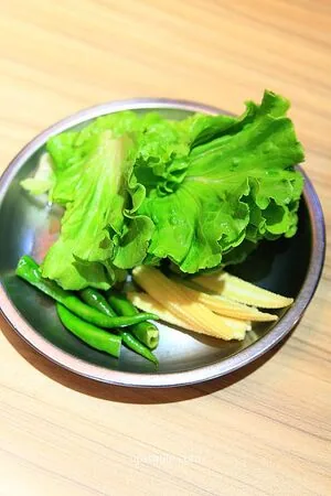 ▲▼豬先生韓式燒肉鍋物吃到飽的環境與餐點。（圖／《UPSSMILE向上的微笑萍子》授權提供）
