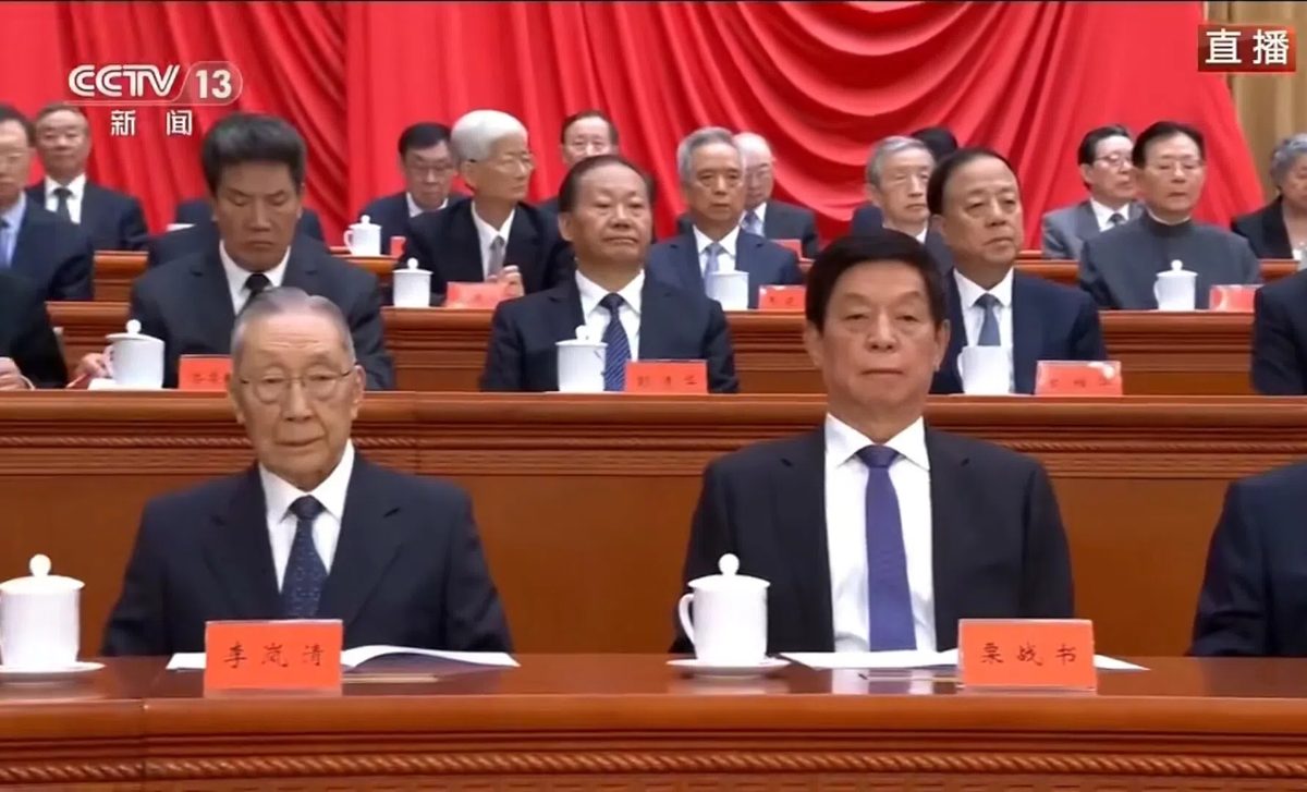 星期一上午，多名中共退休领导人在北京人民大会堂出席纪念江泽民诞辰100周年大会，据央视新闻画面，出席大会的中共元老包括中国全国人大常委会前委员长栗战书（前排右）、中国前副总理李岚清（前排左）。（央视直播视频截图）