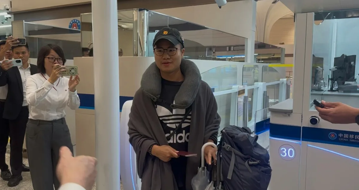 黃先生稱，在很早以前在網上見到皇崗口岸的通關信息，今早在元朗乘第一班大巴到口岸，獲深圳方送上鮮花的稱「心情很激動，沒想到是第一個通關」。（許靖雯攝）