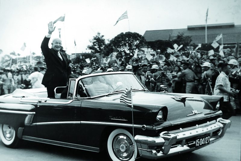 1960年6月18日美國總統艾森豪訪台，搭乘金星敞篷車向夾道歡迎的台灣民眾揮手致意。（攝影／伊夢蘭／伊夢蘭家屬提供）