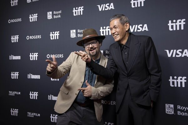 阮经天新片多伦多首映破千人挤爆 主创变装神还原全场沸腾 2 ▲電影《狂忘警探》在多倫多「午夜瘋狂」單元進行首映,場內3層樓擠滿千位觀眾力挺,(左起:多倫多國際影展主席、導演SABU)。(圖/文策院提供)