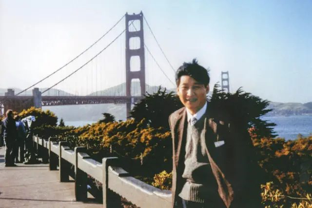 习近平在旧金山（三藩市）金门大桥前留影（4/1985）