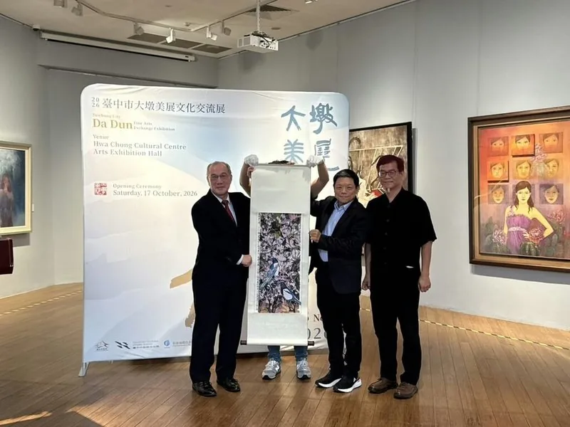 「2026台中市大墩美展文化交流展」17日在新加坡開幕，駐新加坡副代表吳文齡（左1）等人出席。（台中市政府文化局提供）中央社記者吳昇鴻新加坡傳真 115年10月17日