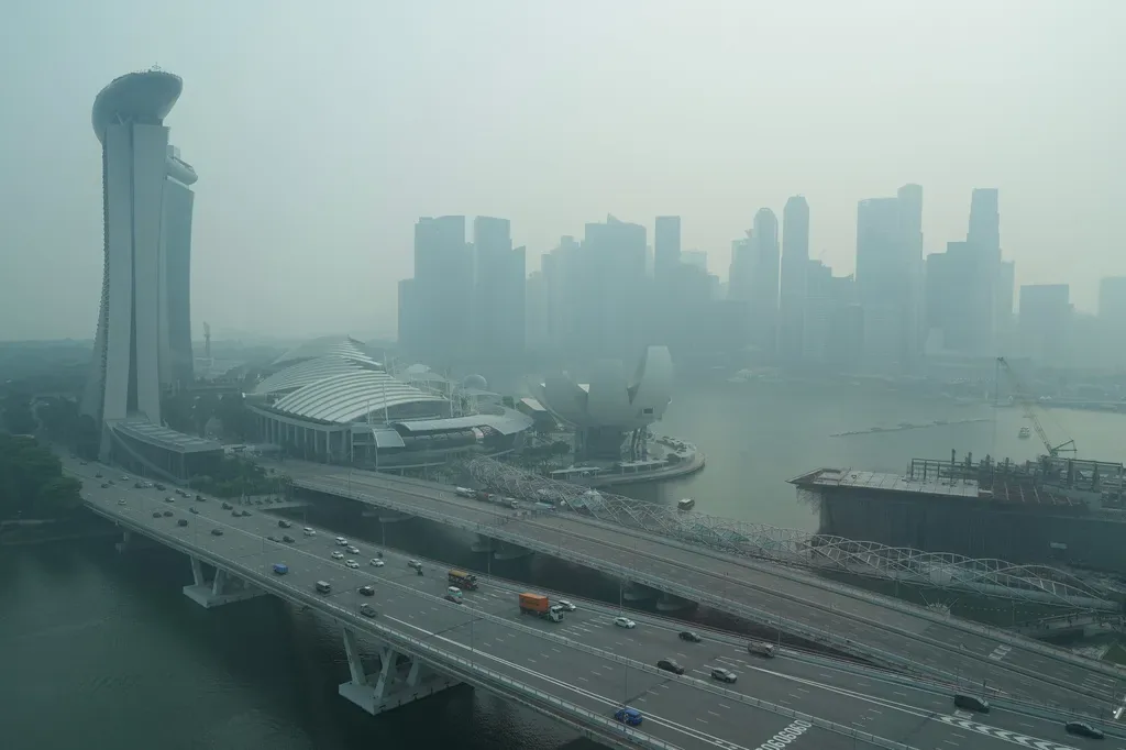 受到鄰居印尼森林大火影響，新加坡已經數週被霧霾與煙霧籠罩。（美聯社）