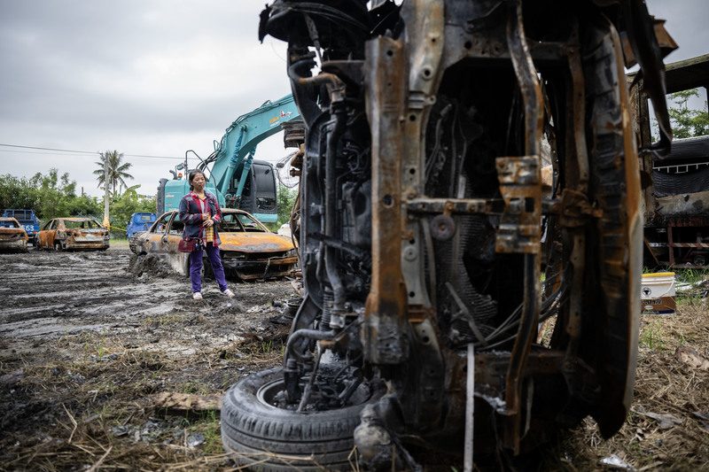 丈夫留給鄭金菊的車子平時都停在發生爆炸的空地上，整輛汽車被炸翻燒成廢鐵，爆炸威力相當驚人。（攝影／楊子磊）