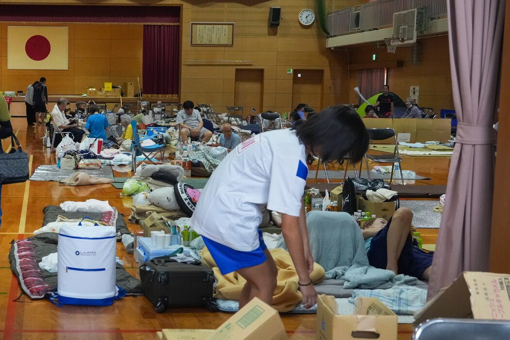 走访震后熊本:为何经历强震但死伤较少? 7 八代市民众在一所中学体育馆内避难。