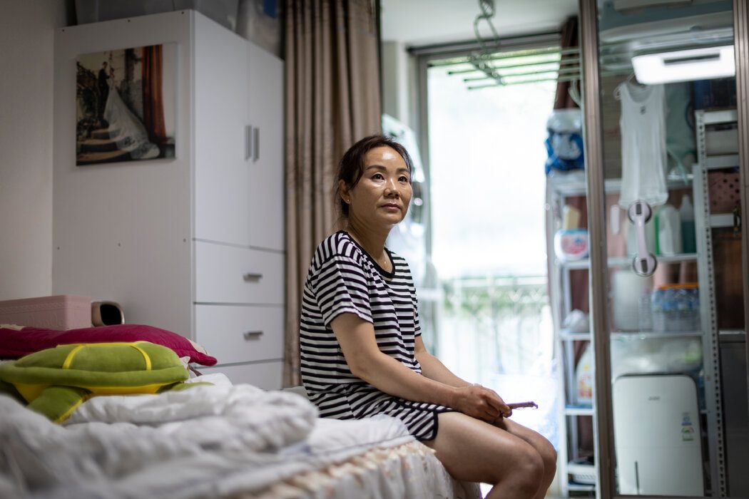 金正恩的“强国”背后,朝鲜人的血泪代价 2 白惠玉(音)曾是朝鲜一座劳改营的囚犯,参与生产假发和假睫毛等发制品,而这些是朝鲜最大的官方出口品。她最终脱北到了韩国,现居首尔。