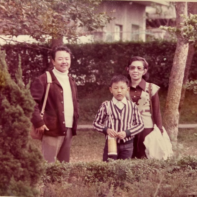 高龄海啸第一排:卸下照顾重担的他们,如何预习自己的老?专访郭强生、郑秋豫 2 與父親和母親難得的合照。父親是畫家,母親喜歡寫作和拍照。(圖片來源/郭強生提供)