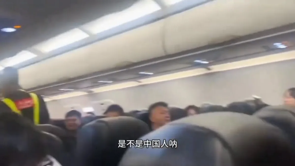 涉事夫婦情緒勒索同機乘客，大喊「是不是中國人呀，你們有沒有了解前因後果」。（影片截圖）