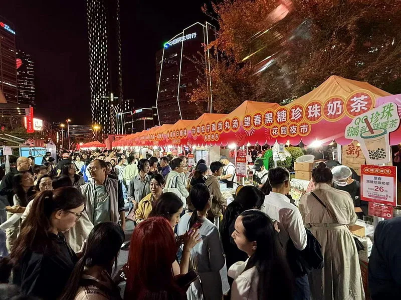 第五届台湾美食节苏州开幕 62个摊位历年规模最大 4 第五屆台灣美食展活動上,黑糖珍珠奶茶、臭豆腐與蚵仔煎的傳統台灣小吃攤位前已經聚集長長人龍。記者黃雅慧/攝影
